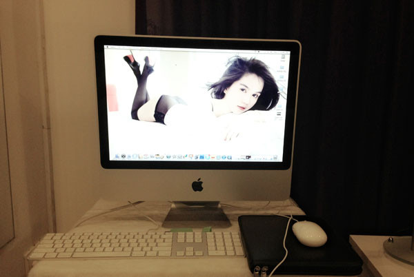 Ngọc Trinh dành một góc nhỏ để đặt chiếc máy tính để cô theo dõi và xem tin tức thời trang hằng ngày