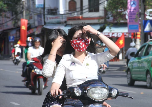 Hai thiếu nữ vô tư dạo phố đầu trần mà không bị CSGT hỏi thăm