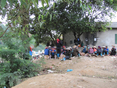 Trong khi người dân địa phương không có việc làm. Trong khi người dân địa phương không có việc làm