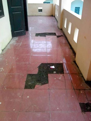 Cửa sổ làm bằng kính đã vỡ gần hết, sàn nhà chỗ lồi chỗ lõm, gạch hoa lát nền nhiều chỗ bong tróc. Cổng trường học thậm chí còn không có cánh nên công tác bảo vệ không thể đảm bảo được