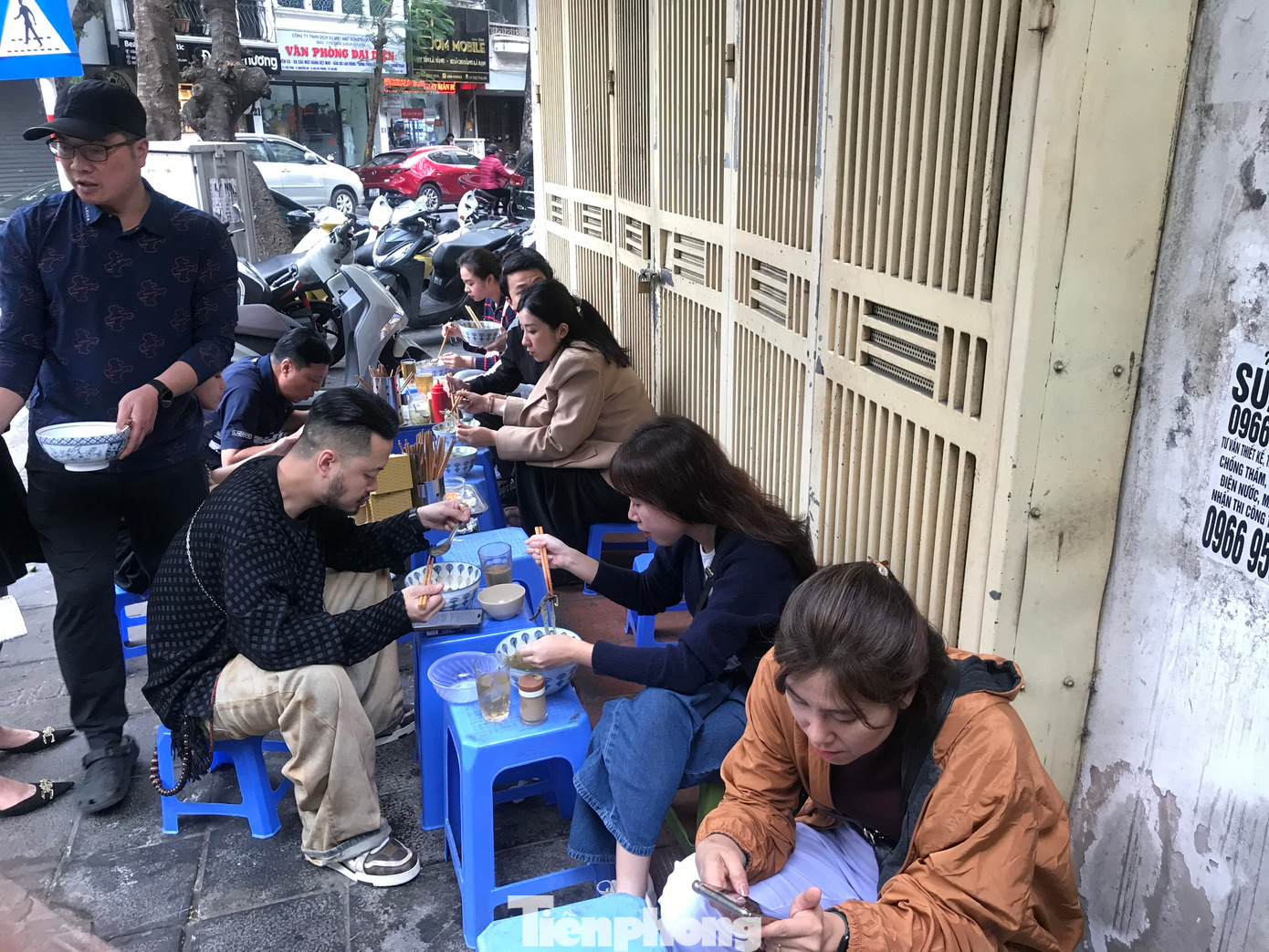 Các cửa hàng ăn uống quá tải trong ngày làm việc đầu xuân.