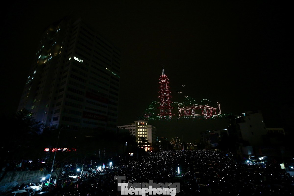 Hàng trăm ngàn du khách chiêm ngưỡng màn trình diễn ánh sáng của 2.024 drone tại Hà Nội, Việt Nam trong thời khắc Giao Thừa.