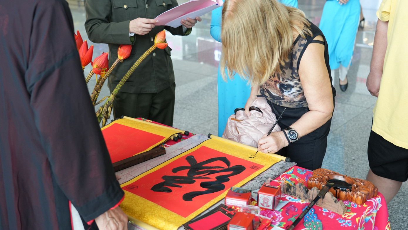 "Hoạt động thầy đồ tặng chữ và biểu diễn ca nhạc truyền thống trở thành sự kiện tôn vinh nền văn hóa đậm đà bản sắc dân tộc của Việt Nam. Người Việt Nam tự hào về bề dày truyền thống đó và muốn lan tỏa những nét tinh túy của văn hóa Việt Nam đến đông đảo du khách", bà Nguyễn Thị Kim Ngân - Phó giám đốc Cảng HKQT Nội Bài - chia sẻ. Ảnh: NIA.