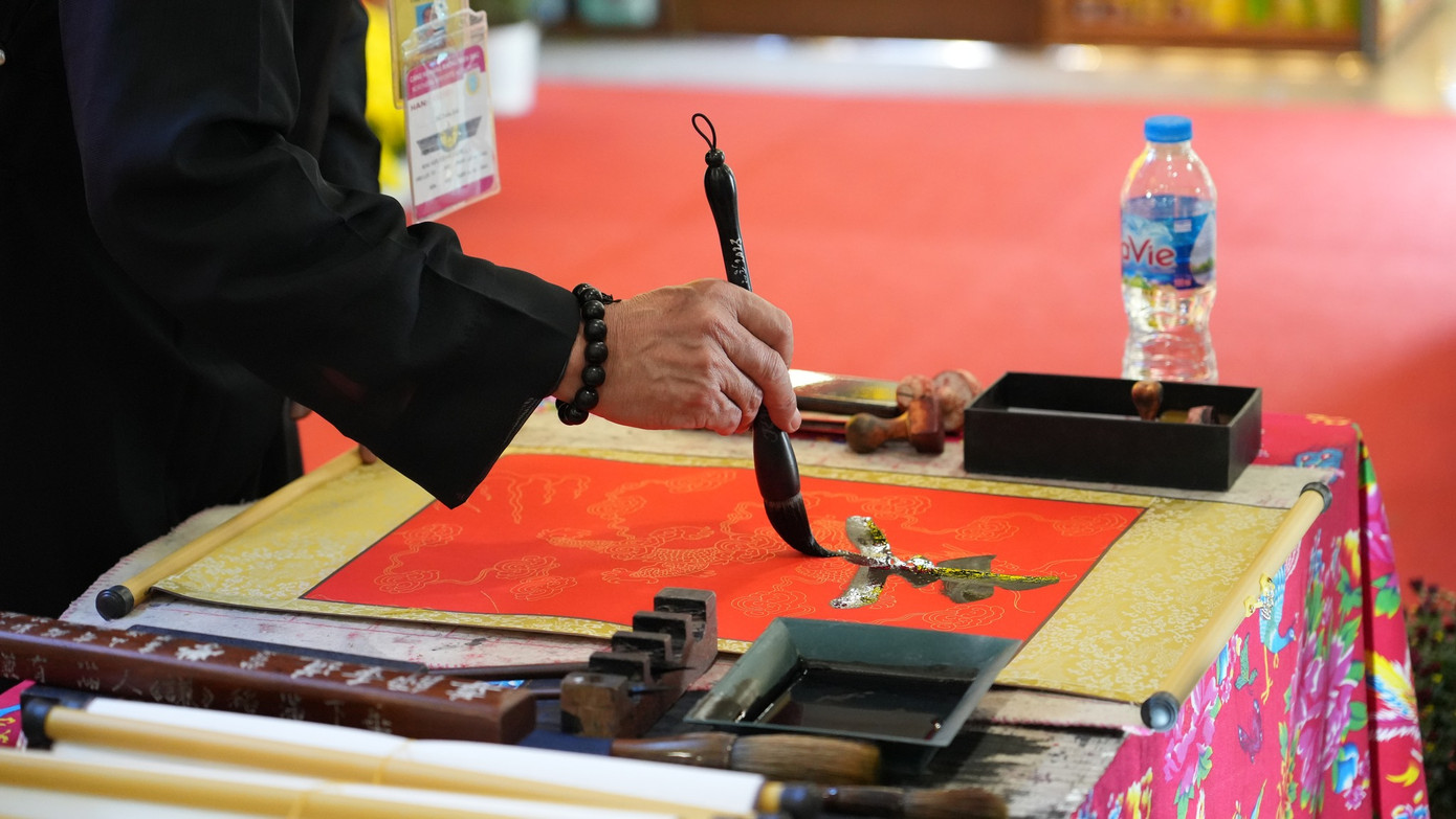 Trong 2 ngày 14-15/2/2024 (tức ngày mồng 5-6 Tết Âm lịch), du khách qua Cảng HKQT Nội Bài sẽ được chiêm ngưỡng màn viết thư pháp nghệ thuật và biểu diễn ca nhạc tại cả hai nhà ga. Ảnh: NIA.