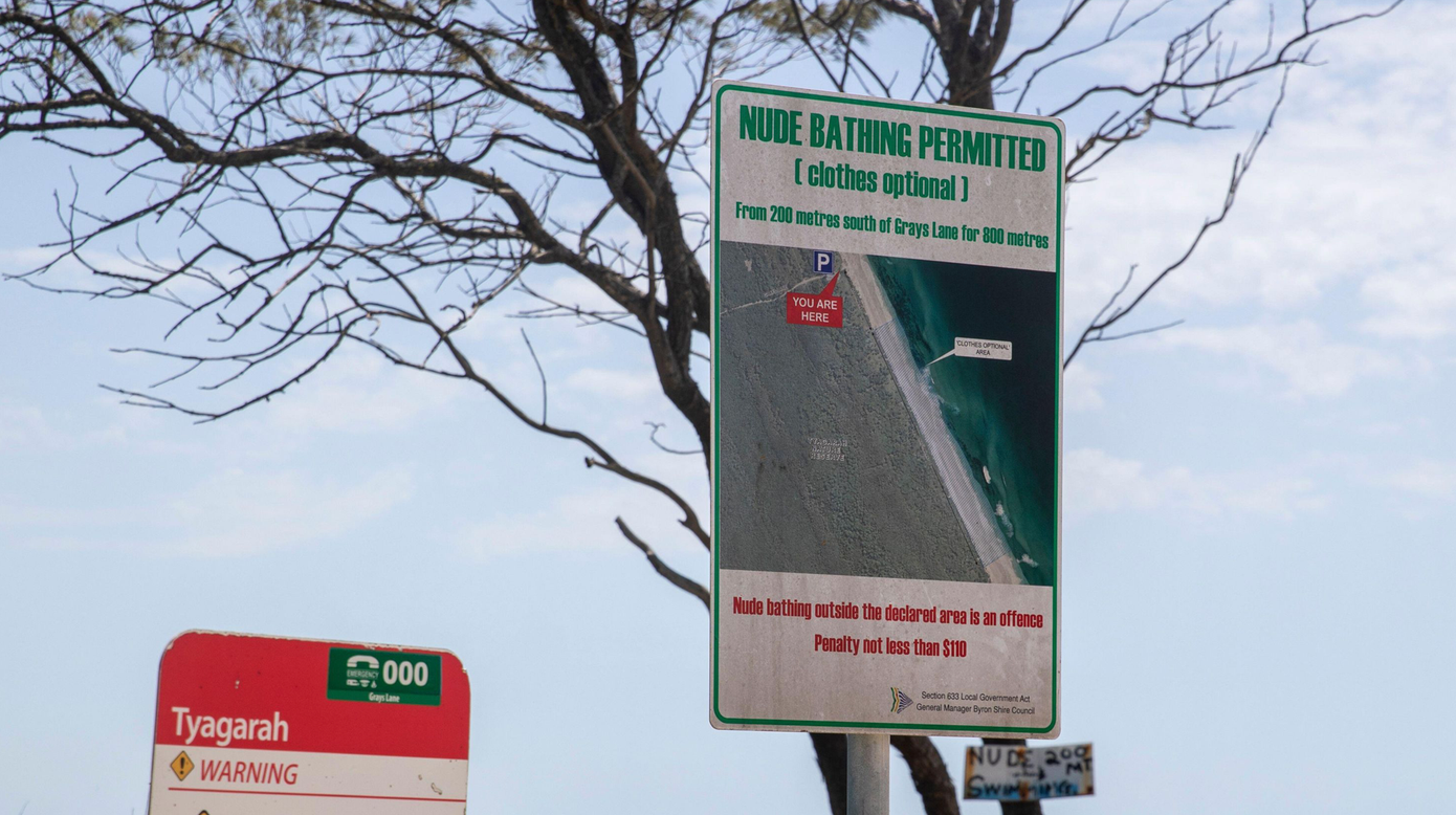 Du khách có thể không được phép khoả thân tại bãi biển Tyagarah, Australia.