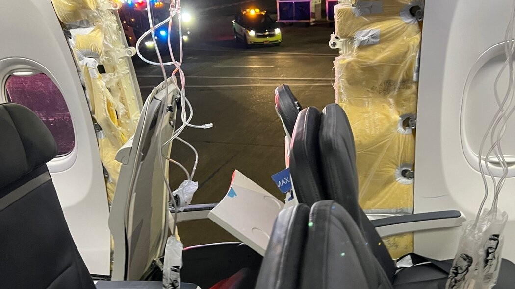 Tấm bịt cửa bị rơi trong sự cố của Alaska Airlines. Tấm bịt cửa bị rơi trong sự cố của Alaska Airlines.