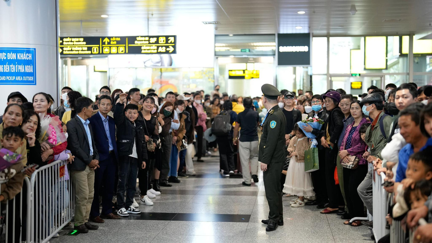 Cho đến hết ngày 16/2, sân bay Nội Bài vẫn tiếp tục áp dụng các biện pháp tăng cường an ninh cấp độ 1. Hoạt động này được ban điều hành phối hợp, tính toán kỹ lưỡng và triển khai chi tiết đến các đơn vị, bộ phận có liên quan. Do đó, dù có chuyến bay ở nhiều khung giờ, lượng khách tập trung đông nhưng công tác phục vụ hành khách vẫn bảo đảm chất lượng, đáp ứng nhu cầu đi lại. Ảnh: NIA.