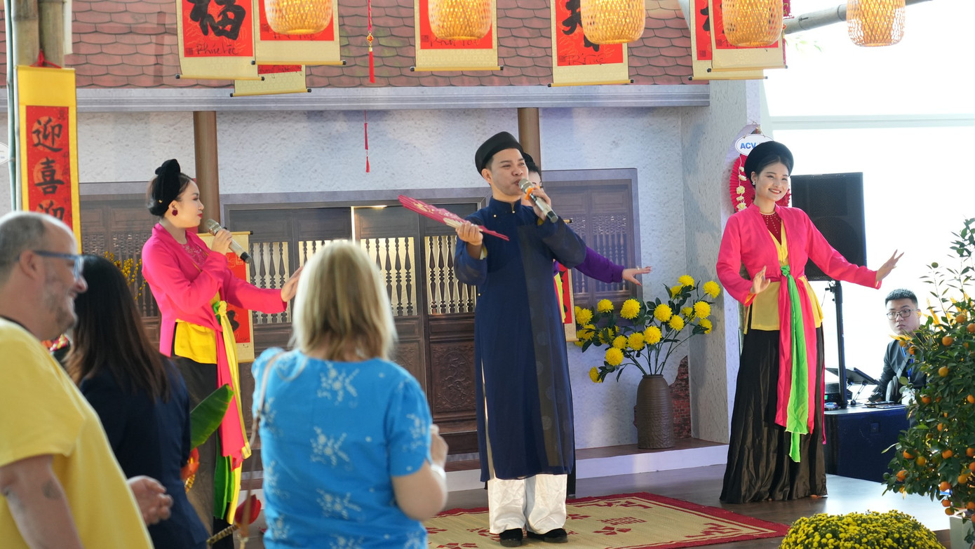 Màn biểu diễn khiến nhiều du khách quốc tế thích thú, tò mò về văn hoá nước ta. Ảnh: NIA.