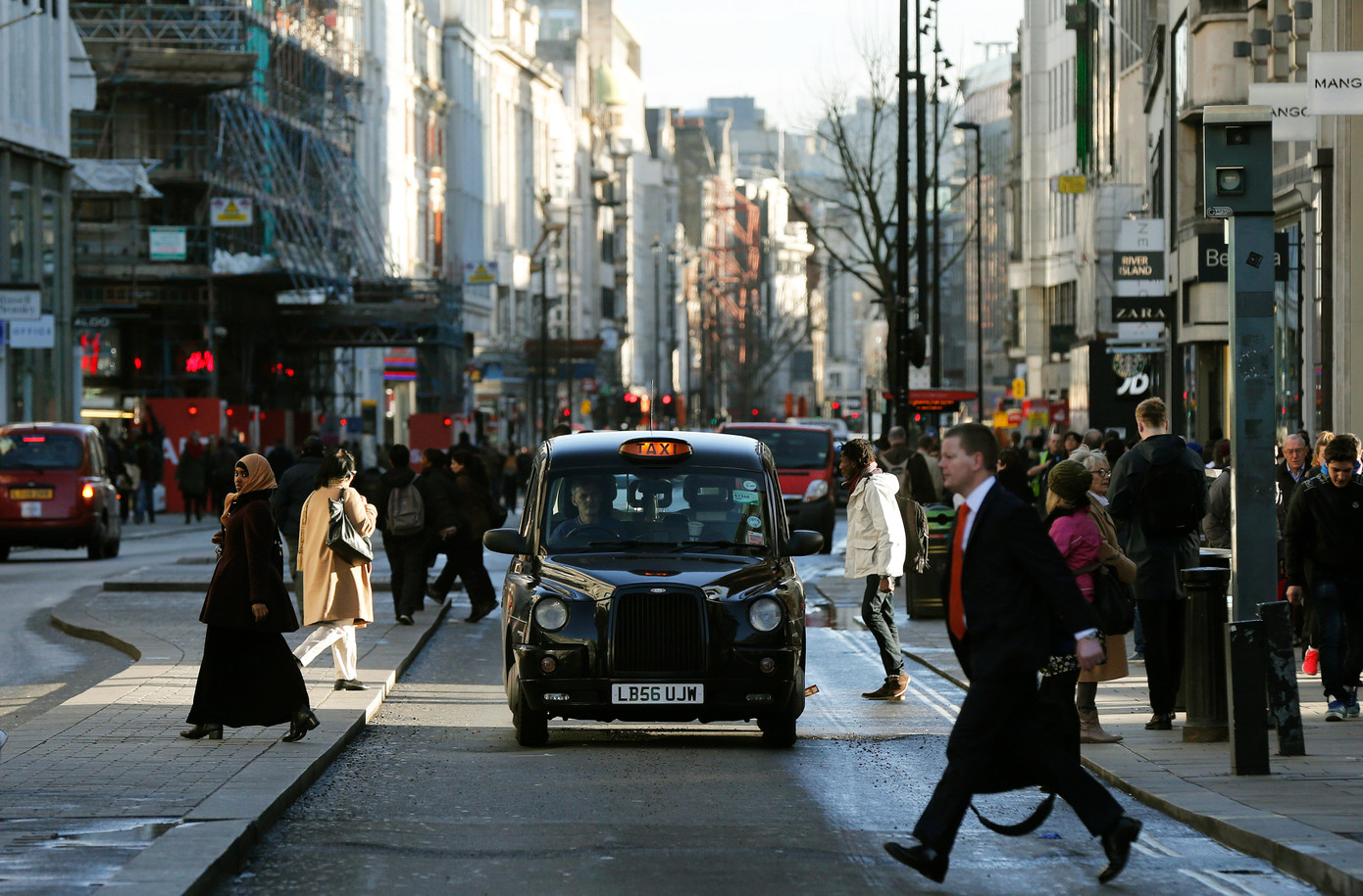 GDP sụt giảm khiến kinh tế Anh gặp khủng hoảng.