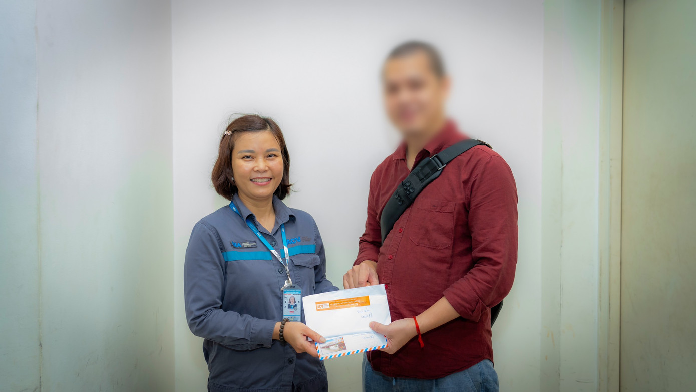 Chị Hà Thị Tươi là người đầu tiên phát hiện chiếc túi bị bỏ rơi. Chị Hà Thị Tươi là người đầu tiên phát hiện chiếc túi bị bỏ rơi.