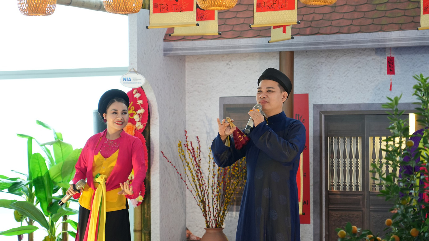 Những làn điệu chèo, chầu văn nổi tiếng được cất lên ngay tại Cảng HKQT Nội Bài. Ảnh: NIA.