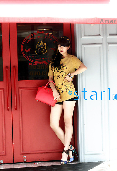 Dịu dàng nữ tính với xì tài váy xòe và tóc tết cùng khăn... Gợi cảm với quần short khoe chân thon... Đáng yêu nhưng vẫn cá tính với phong cách trang điểm tập trung vào đôi mắt... Năng động khi diện áo crop top với chân váy bút chì... Cổ điển gợi cảm với gam màu trầm.