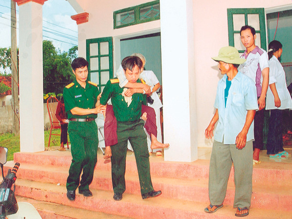 Thượng tá Nguyễn Văn Hạnh (trái) cùng đồng đội tham gia khám chữa bệnh miễn phí cho người dân . Thượng tá Nguyễn Văn Hạnh (trái) cùng đồng đội tham gia khám chữa bệnh miễn phí cho người dân