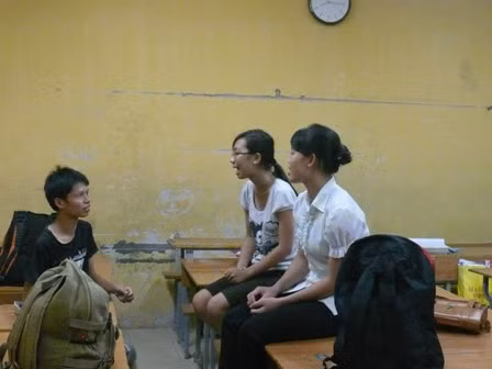 Thí sinh nói chuyện, làm quen trong phòng thi kiêm "phòng trọ dã chiến". Ảnh: Văn Việt . Thí sinh dò bài cho nhau. Ảnh: Văn Việt
