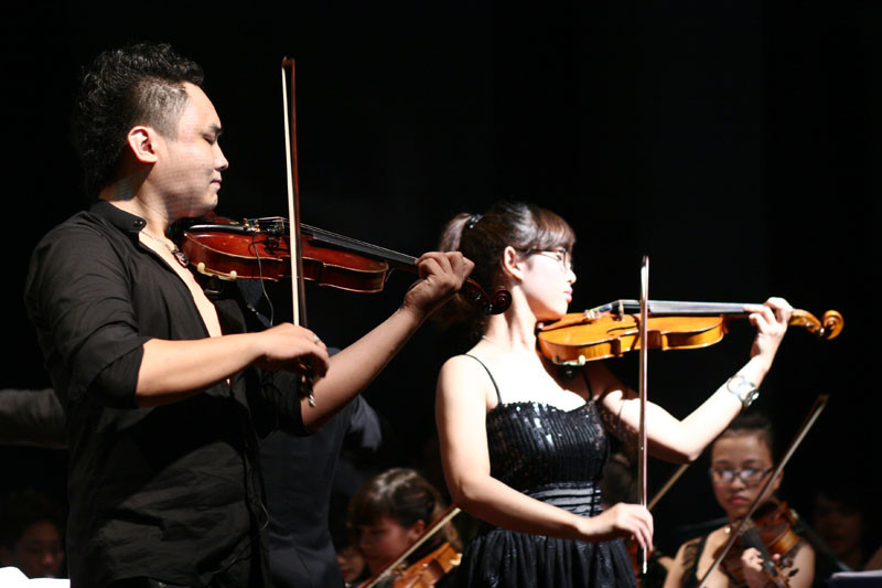 Đêm nhạc cũng có những sự kết hợp trình diễn 