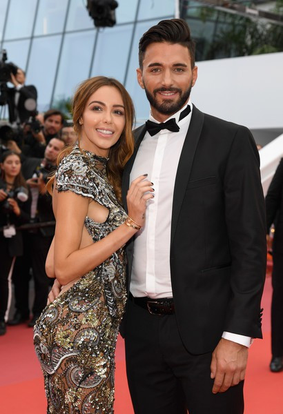 Nabilla Benattia sexy nổi bật, hôn say đắm bạn trai ở thảm đỏ Cannes ảnh 5