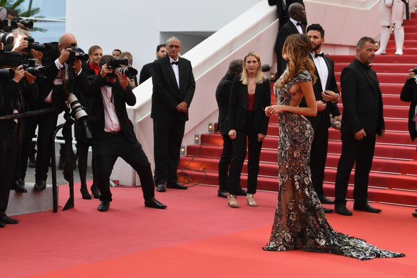 Nabilla Benattia sexy nổi bật, hôn say đắm bạn trai ở thảm đỏ Cannes ảnh 2