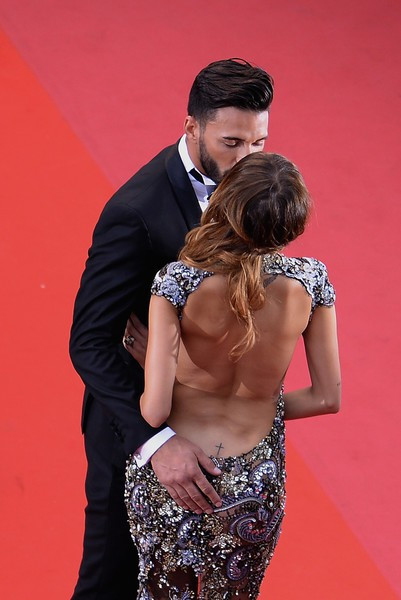 Nabilla Benattia sexy nổi bật, hôn say đắm bạn trai ở thảm đỏ Cannes ảnh 4