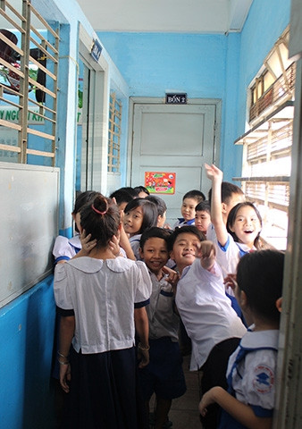 Lối đi nhỏ hẹp là cửa vào của hai lớp học