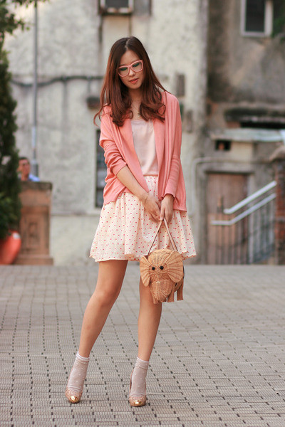 Mix váy ngắn cùng với tất cao quá đầu gối sẽ đem lại cho bạn vẻ dễ thương mà vẫn rất cá tính. Vẻ đẹp dịu dàng và dễ thương của chân váy xòe kết hợp với vẻ đẹp thanh lịch của áo sơ mi tạo nên một phong cách cực hoàn hảo. Váy ngắn + áo pull = một phong cách đậm chất teen Thêm áo khoác nhẹ nhàng cho ngày trở gió Áo sơ mi diện trong áo len hoặc áo pull mix cùng chân váy sẽ đem lại cho bạn vẻ trẻ trung thanh lịch.