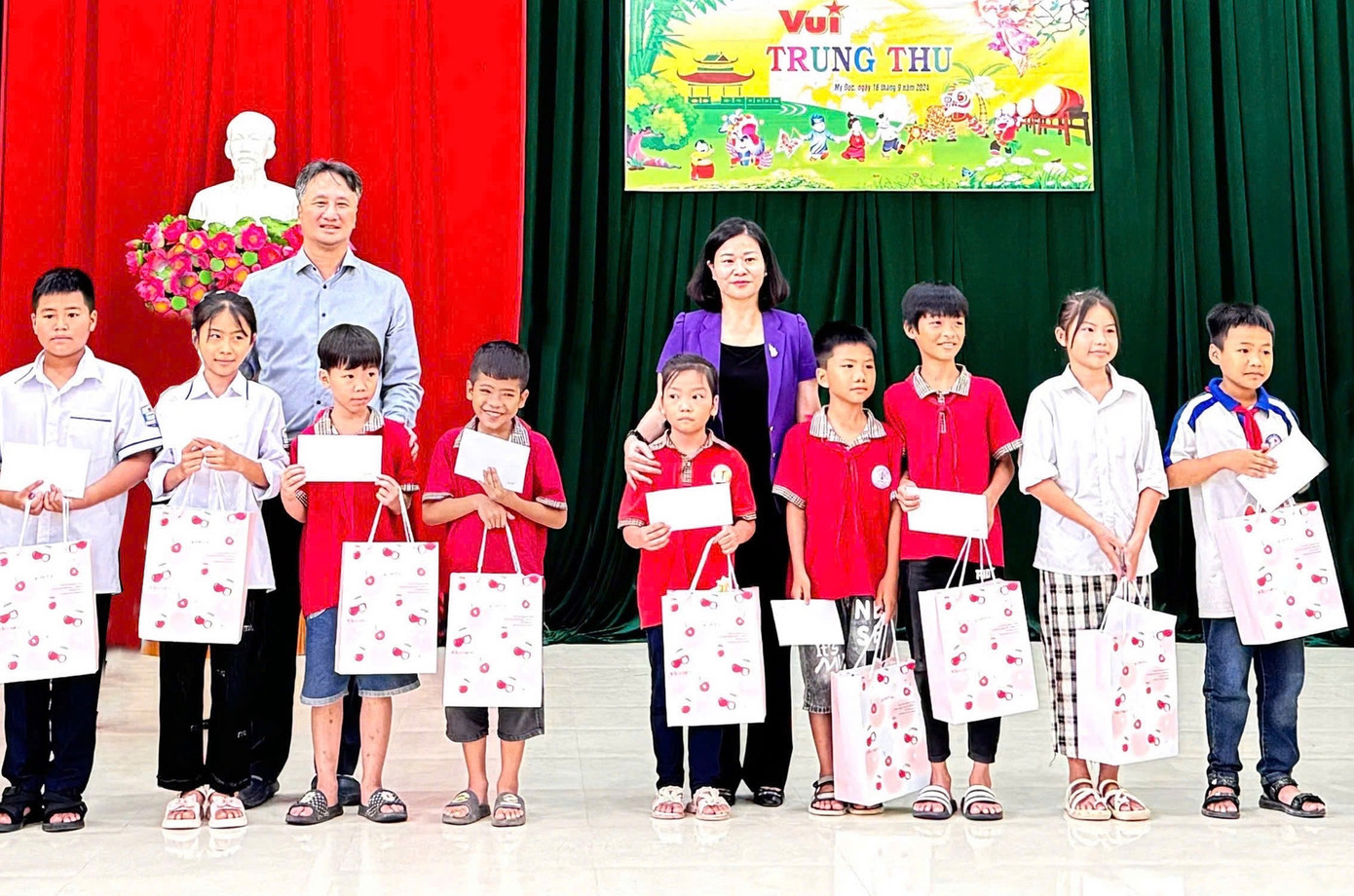 Phó Bí thư Thường trực Thành ủy Hà Nội Nguyễn Thị Tuyến trao quà, tặng cho trẻ em có hoàn cảnh khó khăn bị ảnh hưởng do bão lũ tại xã Hợp Tiến (huyện Mỹ Đức). Ảnh: Quang Thái/HNM.