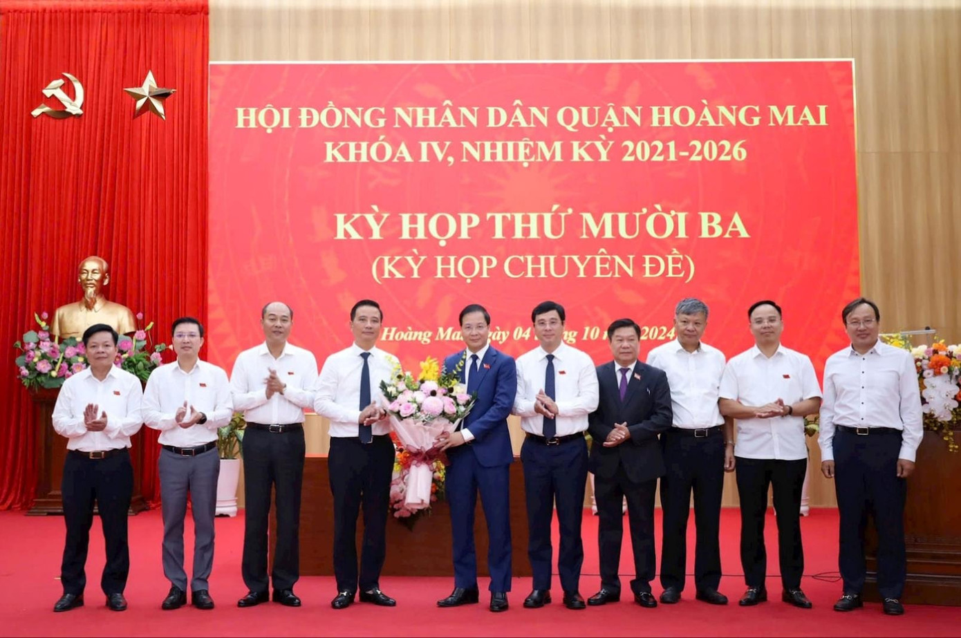 Lãnh đạo quận Hoàng Mai chúc mừng ông Nguyễn Đức Dũng được bầu giữ chức Chủ tịch HĐND quận Hoàng Mai. Ảnh: HNM. Lãnh đạo quận Hoàng Mai chúc mừng ông Nguyễn Đức Dũng được bầu giữ chức Chủ tịch HĐND quận Hoàng Mai. Ảnh: HNM.