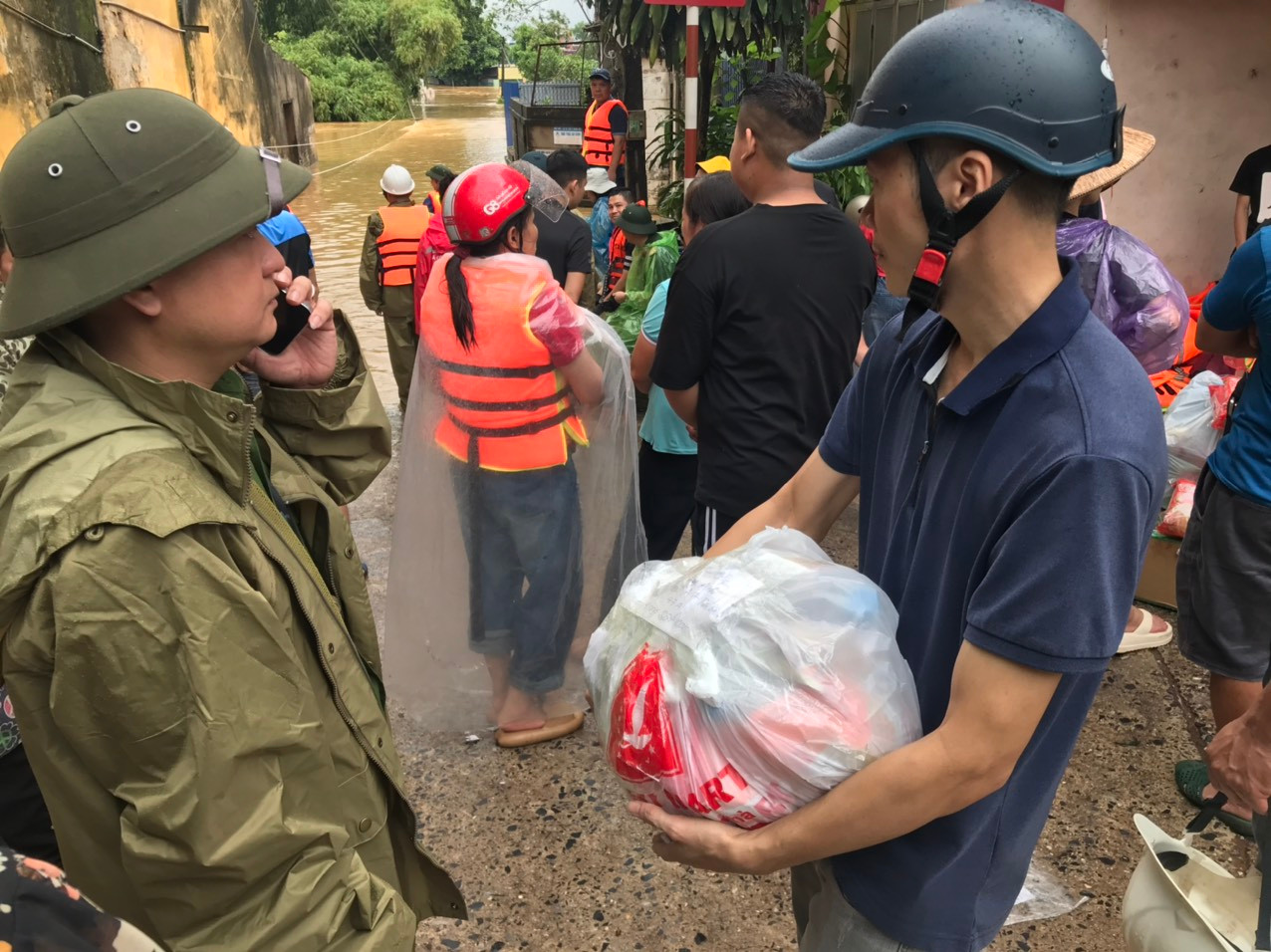 Nhiều người dân theo dõi lực lượng chức năng cứu hộ người mắc kẹt trong vùng lũ lụt, đồng thời gửi đồ ăn, thuốc vào cho người thân. Ảnh: Trường Phong Nhiều người dân theo dõi lực lượng chức năng cứu hộ người mắc kẹt trong vùng lũ lụt, đồng thời gửi đồ ăn, thuốc vào cho người thân. Ảnh: Trường Phong