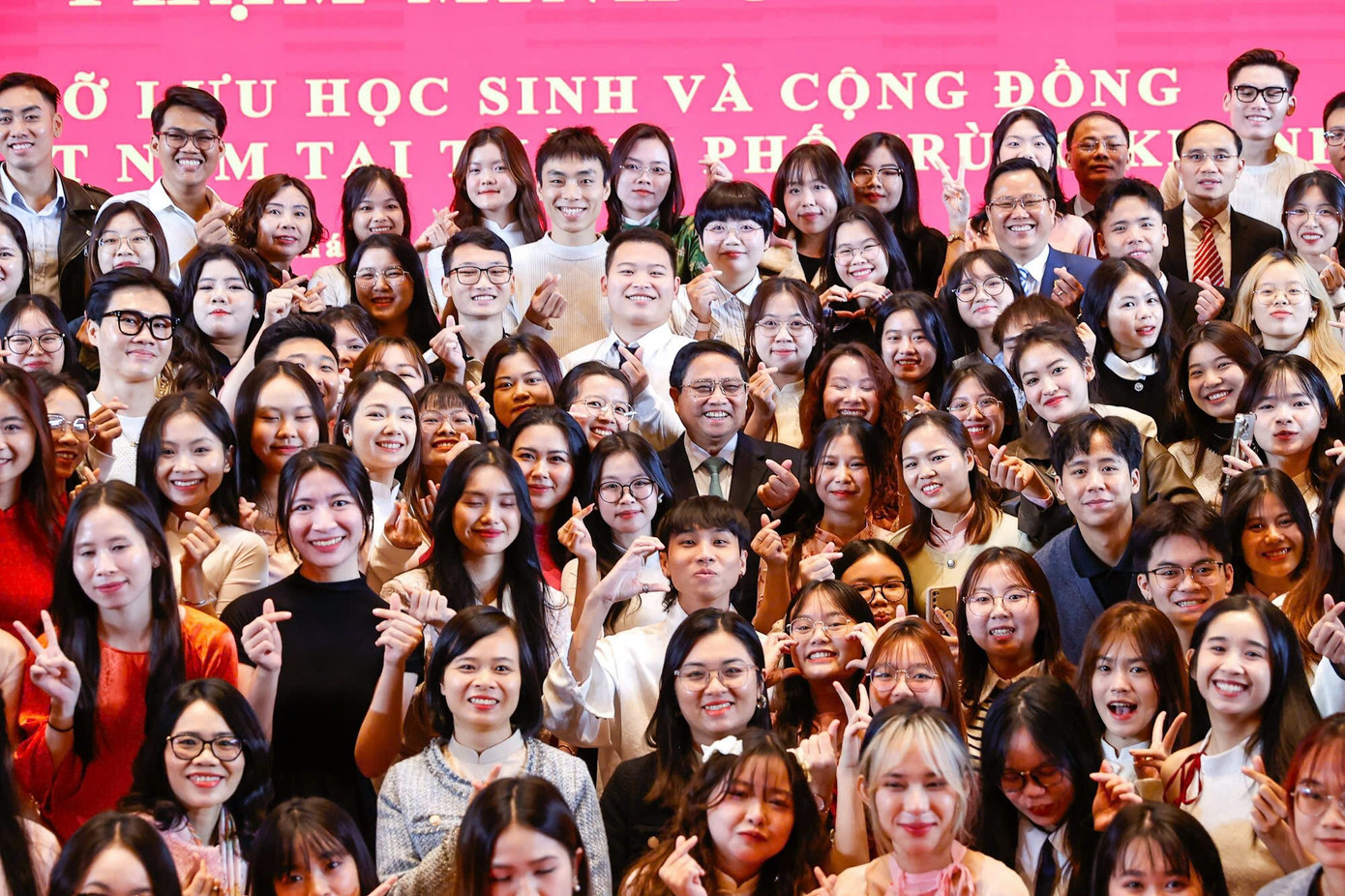 Thủ tướng Phạm Minh Chính chụp ảnh lưu niệm cùng lưu học sinh Việt Nam tại Trùng Khánh. (Ảnh: Nhật Bắc) Thủ tướng Phạm Minh Chính chụp ảnh lưu niệm cùng lưu học sinh Việt Nam tại Trùng Khánh. (Ảnh: Nhật Bắc)