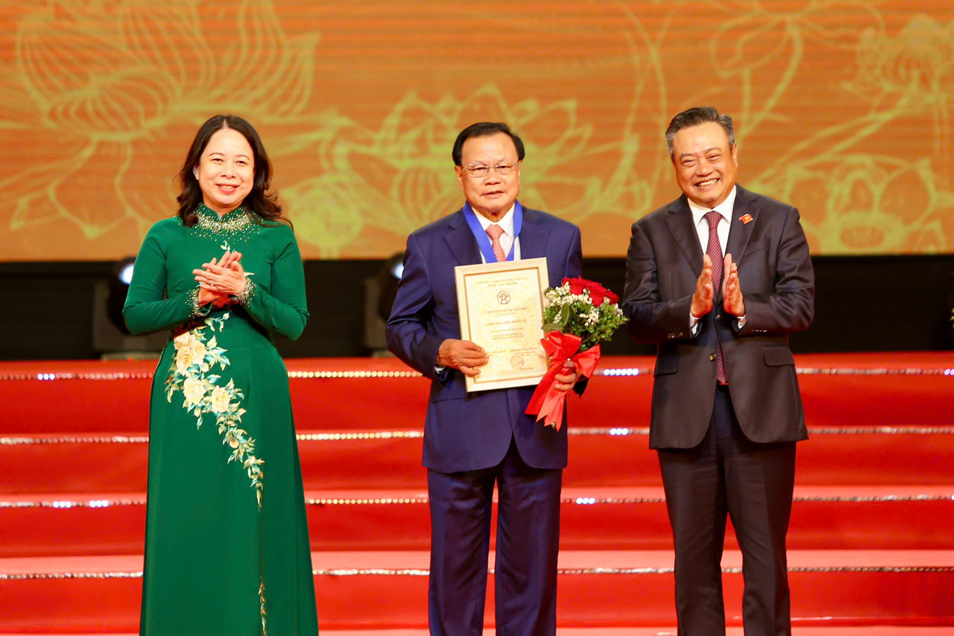 Nguyên Bí thư Thành uỷ Hà Nội Phạm Quang Nghị (giữa) được vinh danh Công dân Thủ đô ưu tú năm 2024. Ảnh: PV. Nguyên Bí thư Thành uỷ Hà Nội Phạm Quang Nghị (giữa) được vinh danh Công dân Thủ đô ưu tú năm 2024. Ảnh: PV.