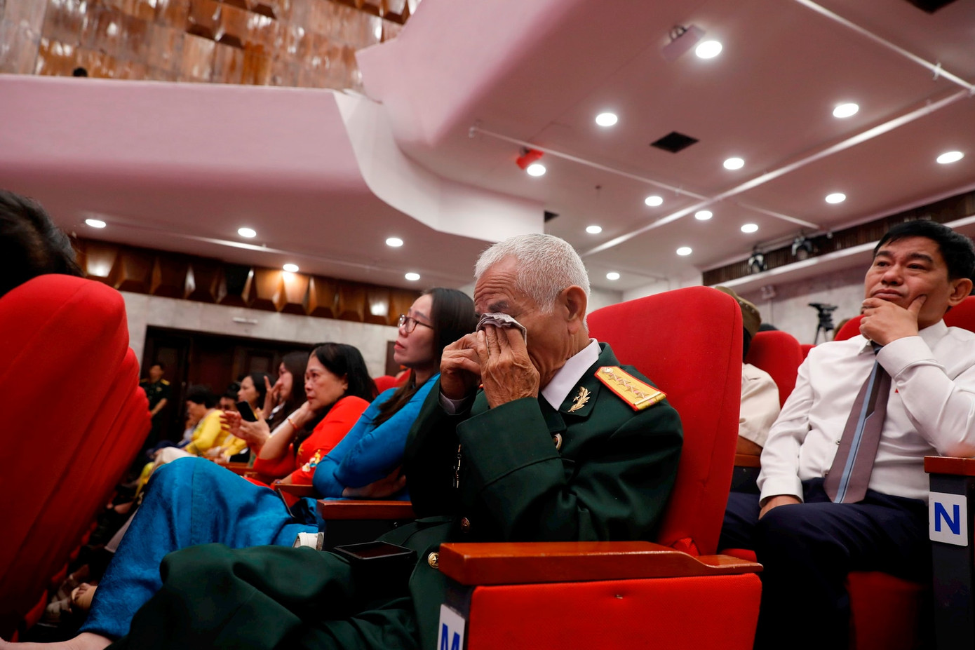 Các đại biểu xúc động với phần chia sẻ của thầy Khang. Ảnh: PV. Các đại biểu xúc động với phần chia sẻ của thầy Khang. Ảnh: PV.