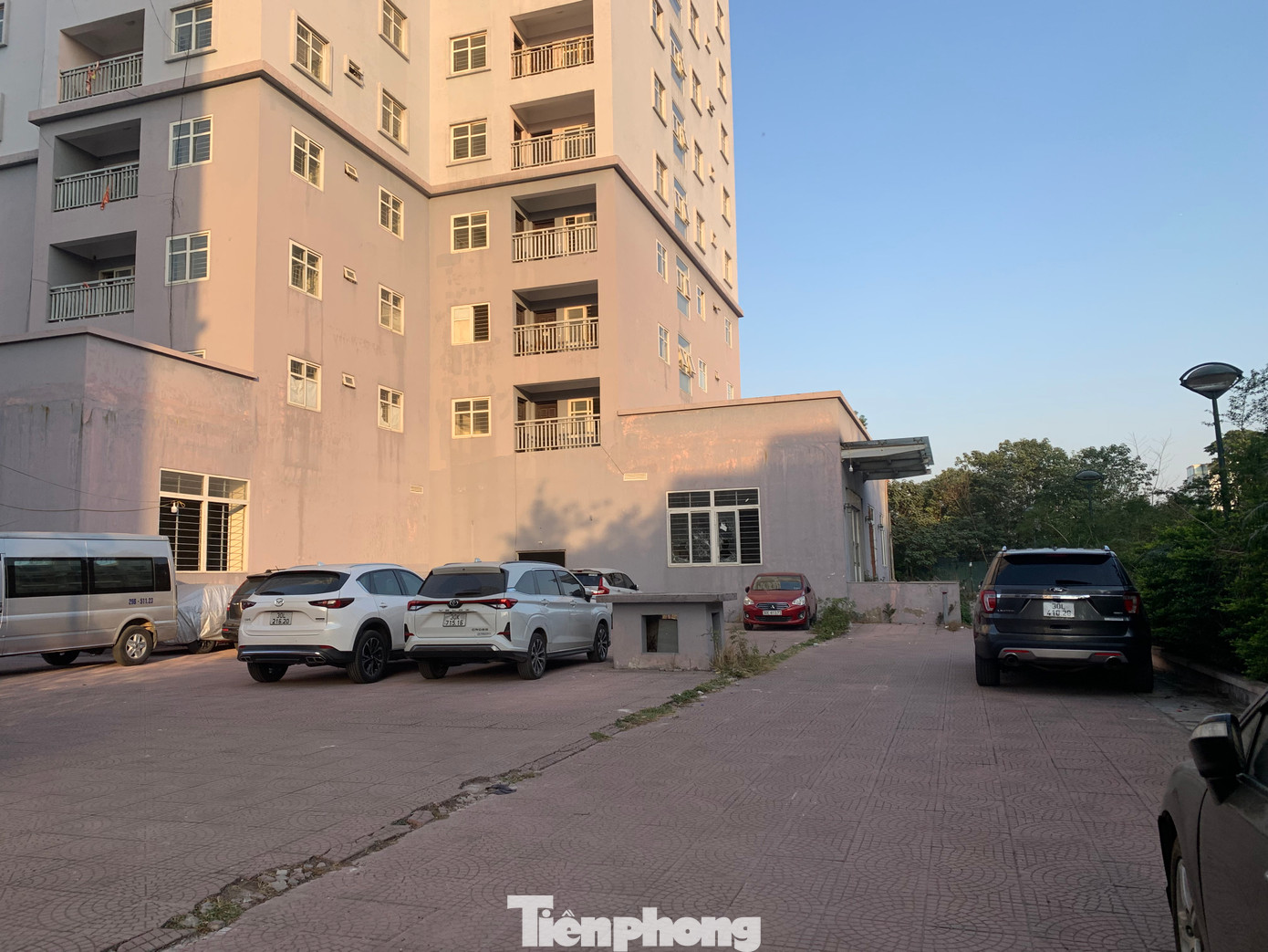 Theo ghi nhận của phóng viên, bãi xe vẫn hoạt động bình thường, như chưa hề có tín hiệu xử lý từ cơ quan chức năng. Ảnh: Đức Nguyễn.