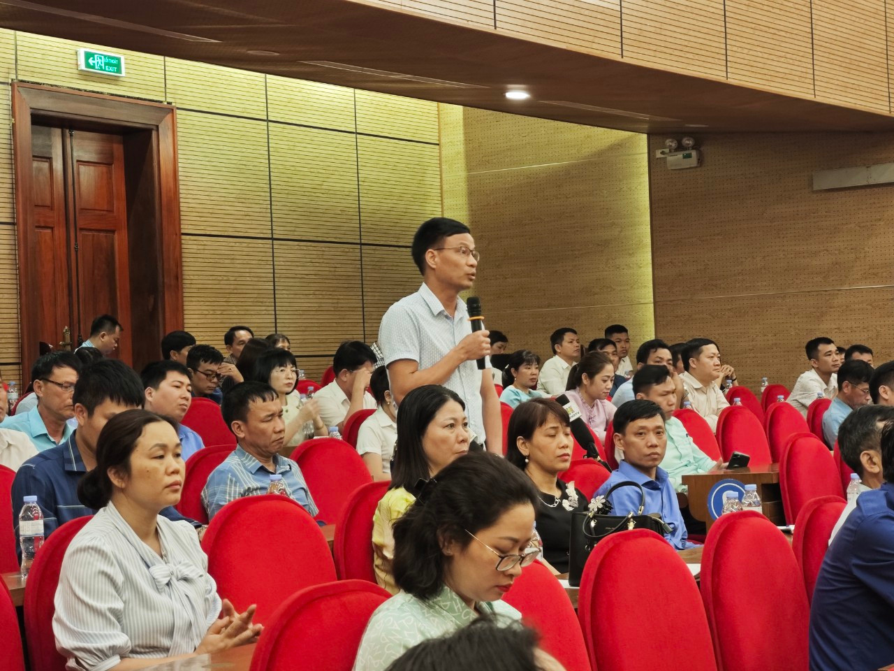 Cử tri nêu vấn đề kiến nghị với Chủ tịch UBND thành phố Hà Nội. Ảnh: P.N.