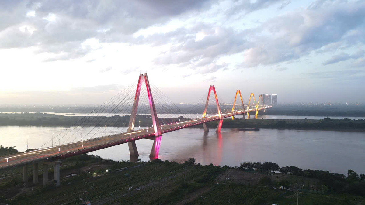 Trong tương lai, Hà Nội định hướng nhiều trục phát triển, trong đó lấy sông Hồng làm trục cảnh quan trung tâm, đưa thành phố "cất cánh", tạo "kỳ tích sông Hồng", dẫn đầu, đồng hành cùng kỷ nguyên vươn mình của đất nước, dân tộc.