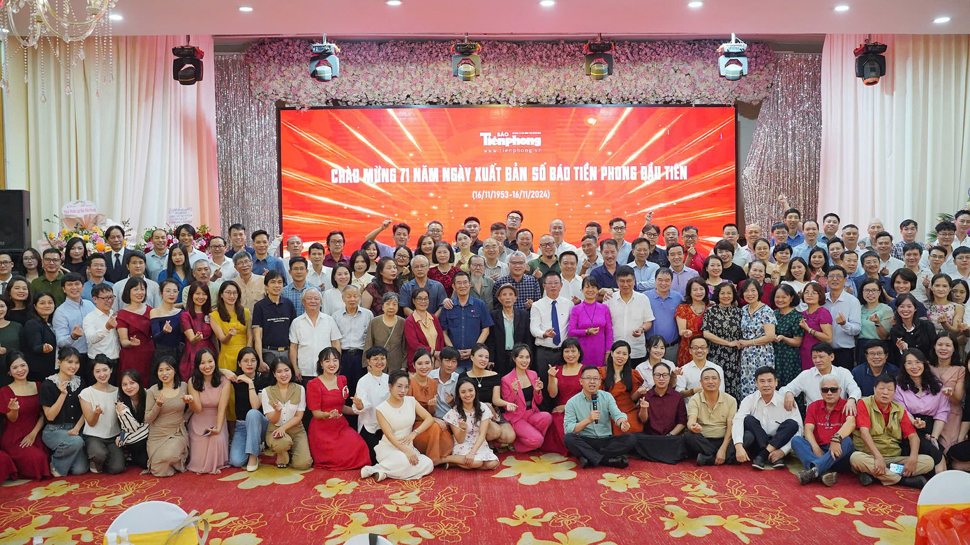 Các đại biểu và cán bộ, phóng viên, biên tập viên báo Tiền Phong chụp ảnh lưu niệm. Ảnh: Hoàng Mạnh Thắng.