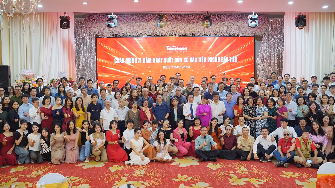 Các đại biểu và cán bộ, phóng viên, biên tập viên báo Tiền Phong chụp ảnh lưu niệm. Ảnh: Hoàng Mạnh Thắng. Các đại biểu và cán bộ, phóng viên, biên tập viên báo Tiền Phong chụp ảnh lưu niệm. Ảnh: Hoàng Mạnh Thắng.