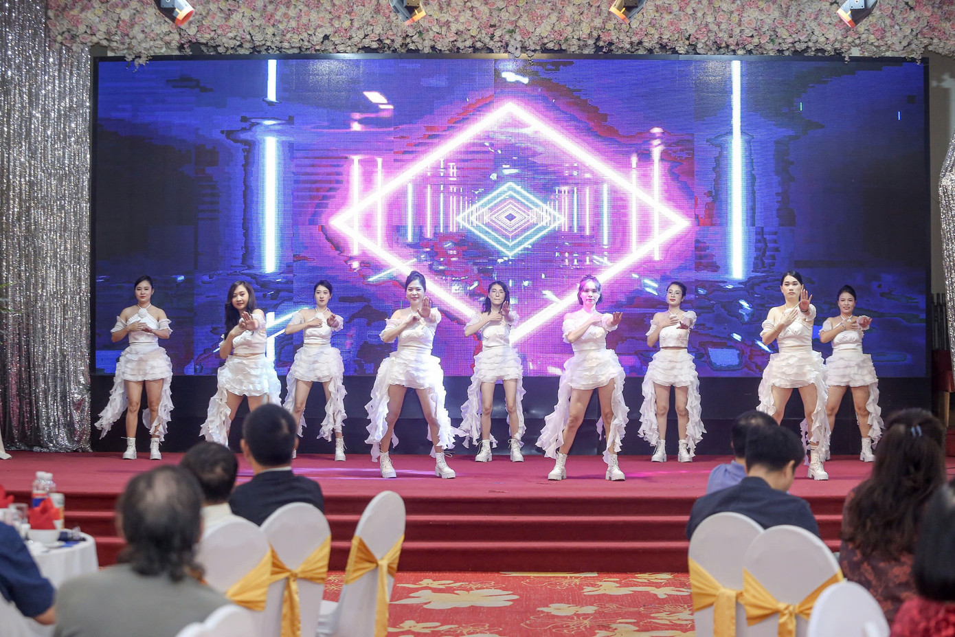 Các tiết mục văn nghệ của đoàn viên, thanh niên, cán bộ, người lao động báo Tiền Phong tại lễ kỷ niệm. Ảnh: Hoàng Mạnh Thắng.