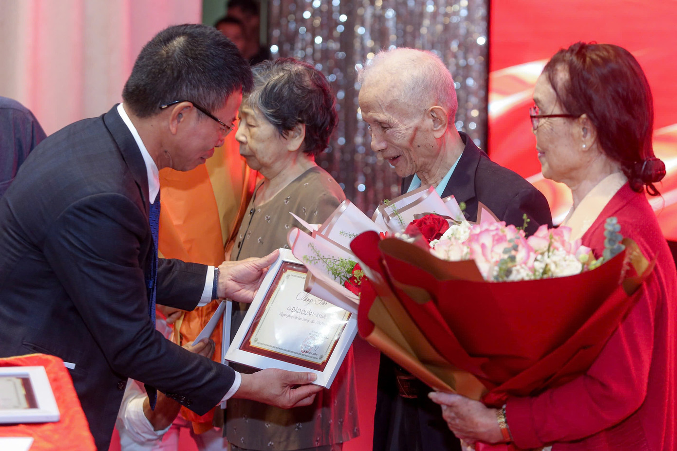 Báo Tiền Phong tri ân các thế hệ đi trước. Ảnh: Hoàng Mạnh Thắng - Duy Phạm.