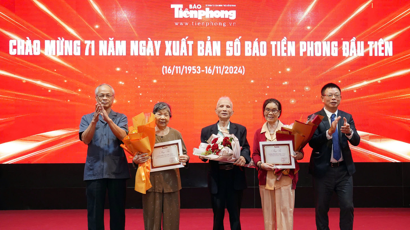 Báo Tiền Phong tri ân các thế hệ đi trước. Ảnh: Hoàng Mạnh Thắng - Duy Phạm.