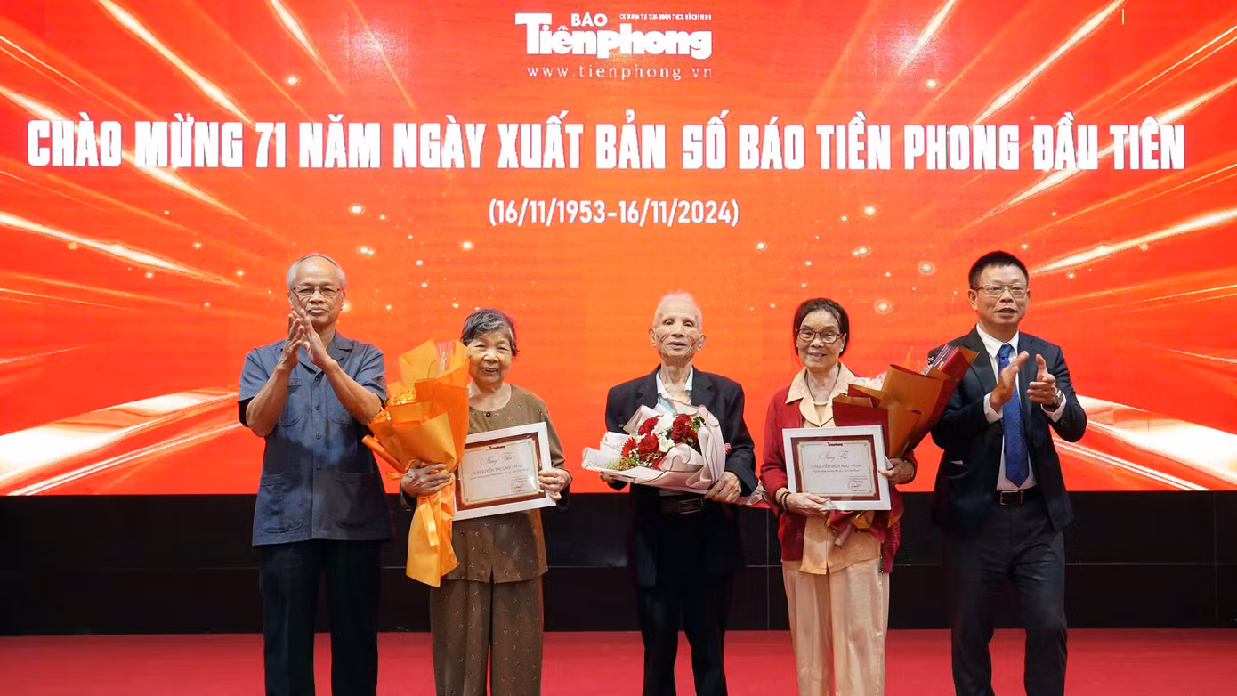 Báo Tiền Phong tri ân các thế hệ đi trước. Ảnh: Hoàng Mạnh Thắng - Duy Phạm. Báo Tiền Phong tri ân các thế hệ đi trước. Ảnh: Hoàng Mạnh Thắng - Duy Phạm.
