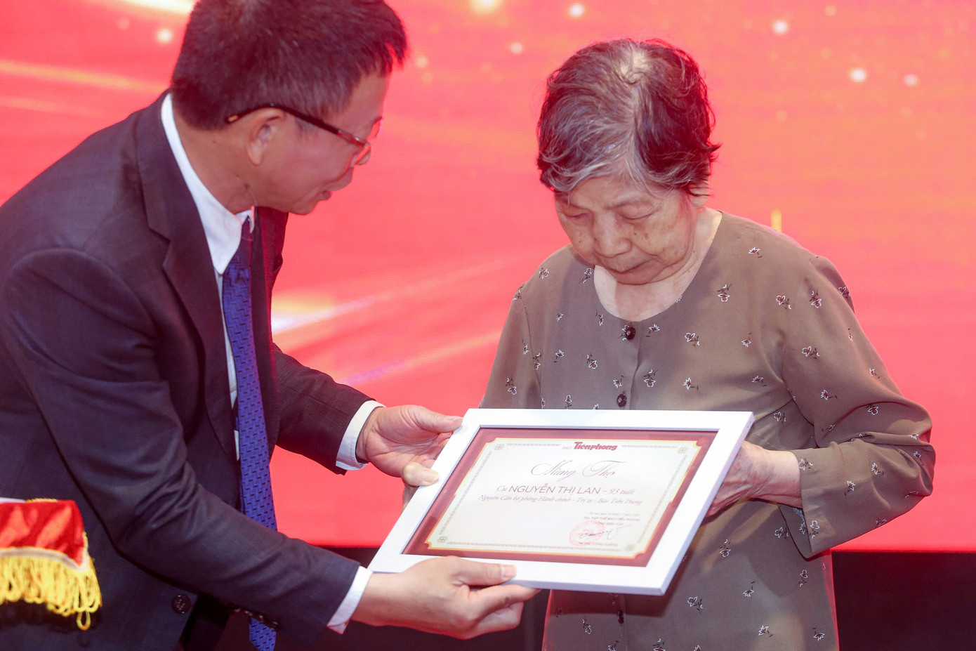 Báo Tiền Phong tri ân các thế hệ đi trước. Ảnh: Hoàng Mạnh Thắng - Duy Phạm.