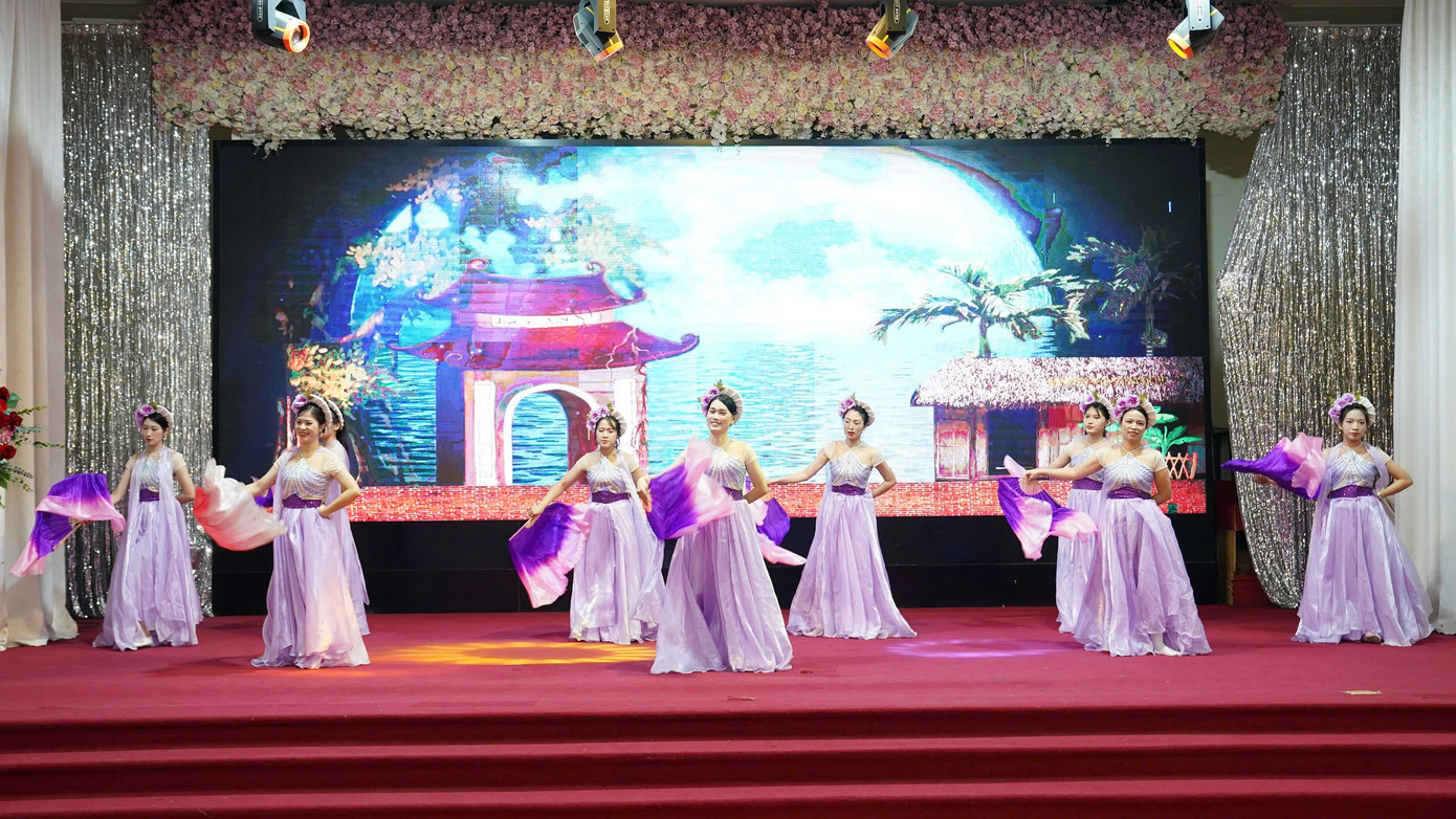 Các tiết mục văn nghệ của đoàn viên, thanh niên, cán bộ, người lao động báo Tiền Phong tại lễ kỷ niệm. Ảnh: Hoàng Mạnh Thắng.