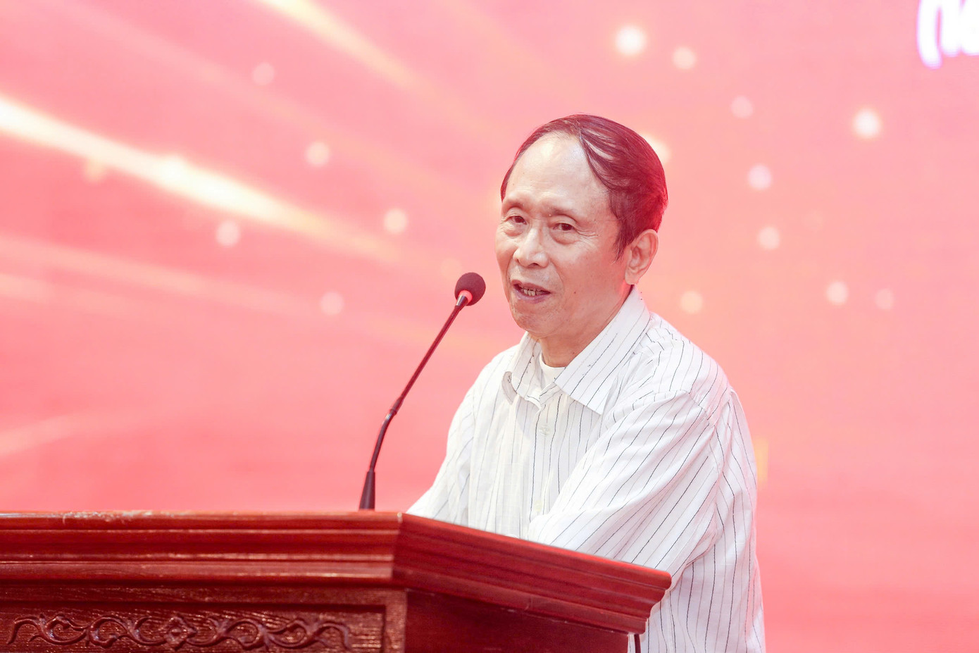 Nguyên Tổng Biên tập báo Tiền Phong Dương Xuân Nam chia sẻ tại lễ kỷ niệm. Ảnh: Duy Phạm.