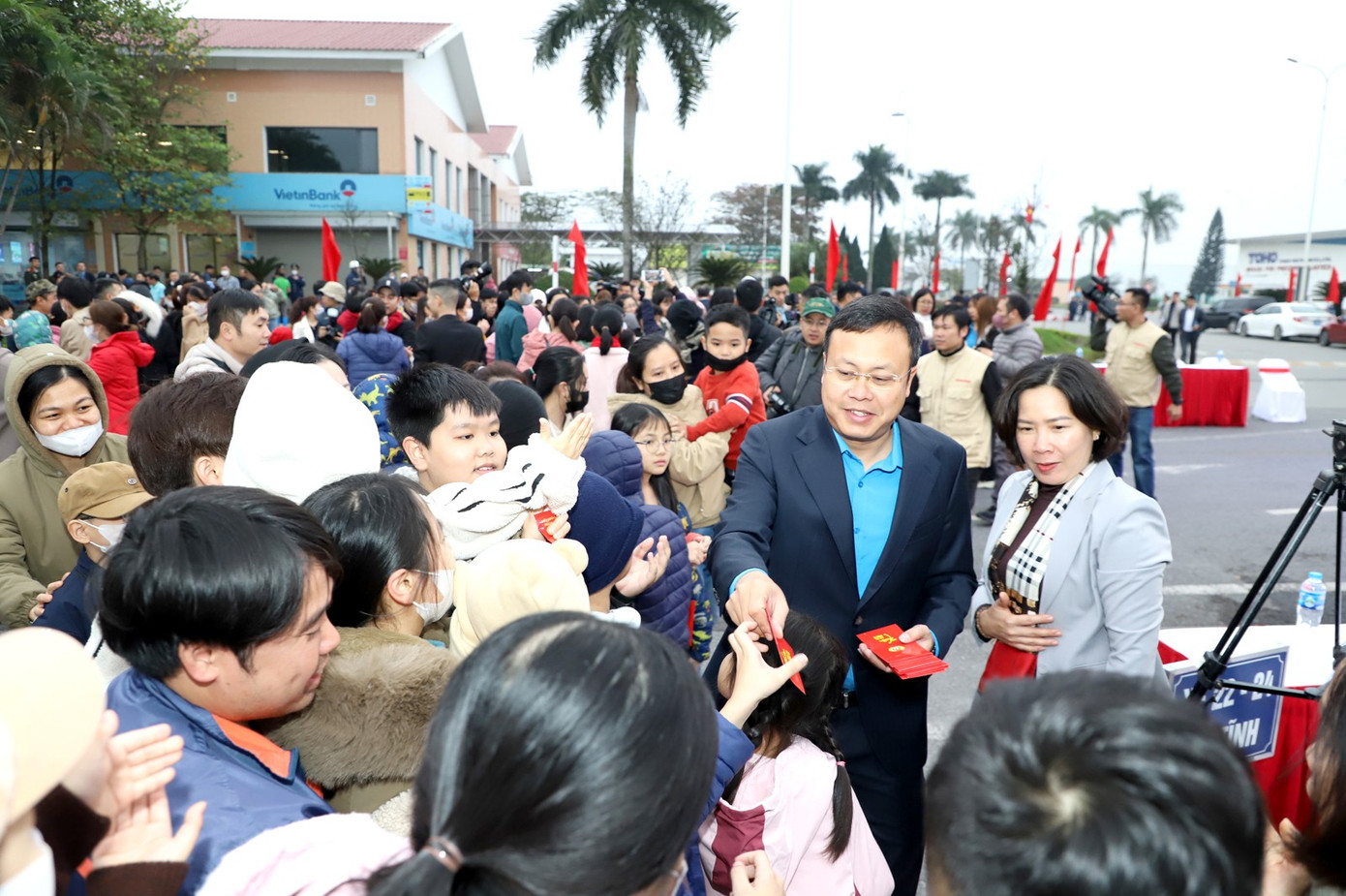 Trong thông điệp gửi công nhân, lao động, Chủ tịch LĐLĐ thành phố Hà Nội Phạm Quang Thanh tin tưởng, trong năm 2024, công nhân, lao động Thủ đô sẽ phát huy tinh thần đoàn kết, phấn đấu, ra sức thi đua vượt qua khó khăn thách thức, làm việc với tinh thần trách nhiệm, kỷ luật và hiệu quả cao nhất. Ảnh: PV. Trong thông điệp gửi công nhân, lao động, Chủ tịch LĐLĐ thành phố Hà Nội Phạm Quang Thanh tin tưởng, trong năm 2024, công nhân, lao động Thủ đô sẽ phát huy tinh thần đoàn kết, phấn đấu, ra sức thi đua vượt qua khó khăn thách thức, làm việc với tinh thần trách nhiệm, kỷ luật và hiệu quả cao nhất. Ảnh: PV.