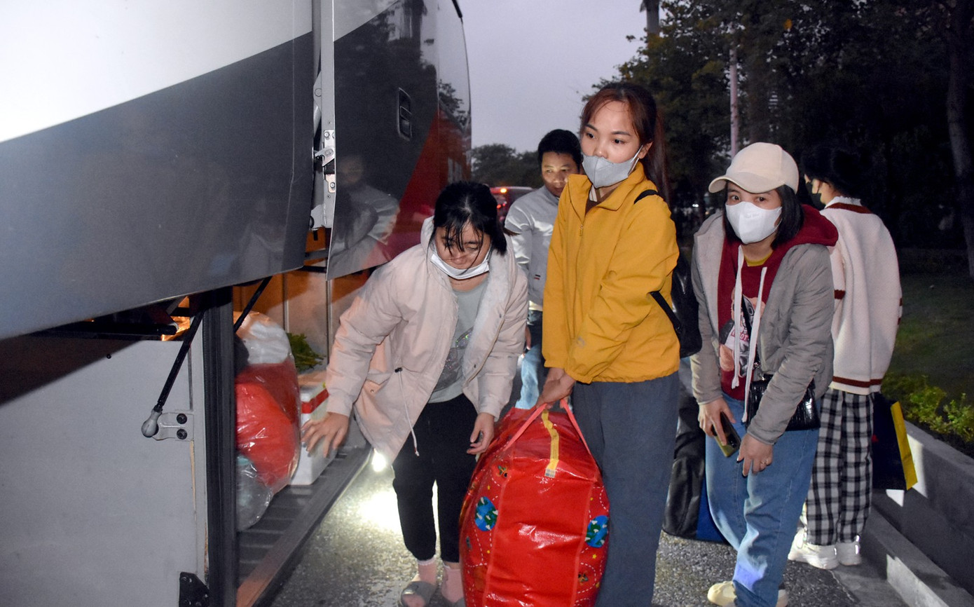 Trao đổi với phóng viên, nhiều công nhân cho biết, thời điểm giáp Tết, rất khó để tìm phương tiện về quê. Việc tổ chức Công đoàn hỗ trợ xe đưa, đón giúp công nhân, lao động giảm bớt khó khăn, tiết kiệm chi phí và thời gian để về sum họp với gia đình. Ảnh: PV. Trao đổi với phóng viên, nhiều công nhân cho biết, thời điểm giáp Tết, rất khó để tìm phương tiện về quê. Việc tổ chức Công đoàn hỗ trợ xe đưa, đón giúp công nhân, lao động giảm bớt khó khăn, tiết kiệm chi phí và thời gian để về sum họp với gia đình. Ảnh: PV.