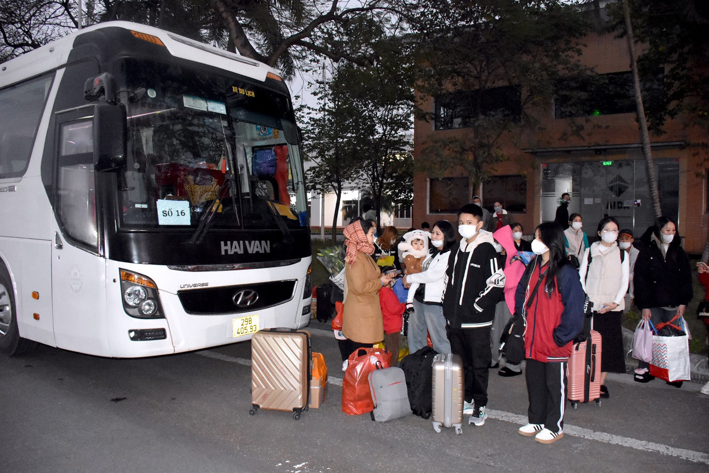 Theo Chủ tịch Liên đoàn Lao động (LĐLĐ) thành phố Hà Nội Phạm Quang Thanh, đây là năm thứ 16 liên tiếp, các cấp Công đoàn thành phố tổ chức hoạt động đưa công nhân, lao động có hoàn cảnh khó khăn về quê đón Tết, tạo hiệu ứng tích cực, vận động, kêu gọi các doanh nghiệp cùng chung tay cùng tổ chức Công đoàn chăm lo cho đoàn viên, người lao động. Ảnh: PV. Theo Chủ tịch Liên đoàn Lao động (LĐLĐ) thành phố Hà Nội Phạm Quang Thanh, đây là năm thứ 16 liên tiếp, các cấp Công đoàn thành phố tổ chức hoạt động đưa công nhân, lao động có hoàn cảnh khó khăn về quê đón Tết, tạo hiệu ứng tích cực, vận động, kêu gọi các doanh nghiệp cùng chung tay cùng tổ chức Công đoàn chăm lo cho đoàn viên, người lao động. Ảnh: PV.