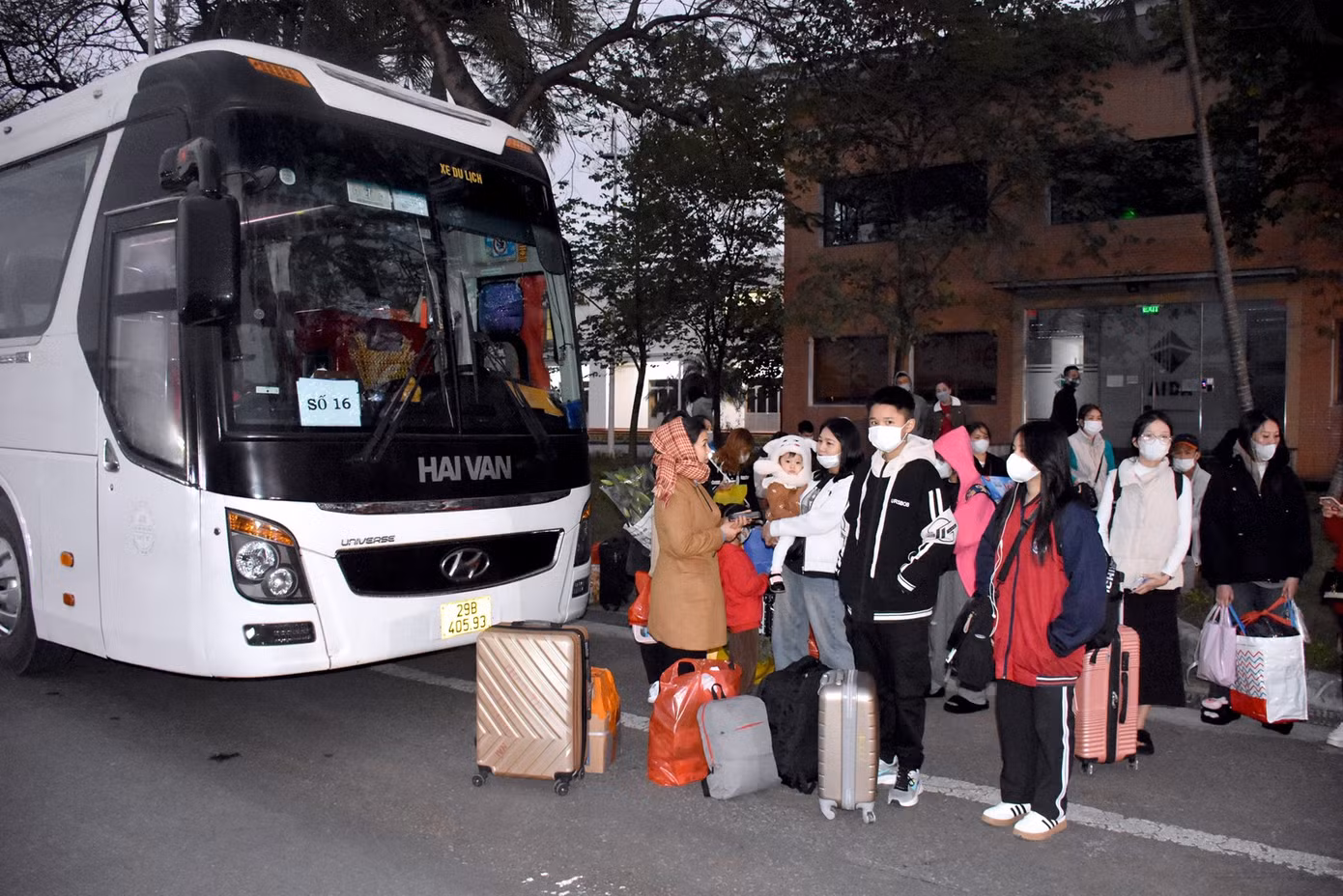 Theo Chủ tịch Liên đoàn Lao động (LĐLĐ) thành phố Hà Nội Phạm Quang Thanh, đây là năm thứ 16 liên tiếp, các cấp Công đoàn thành phố tổ chức hoạt động đưa công nhân, lao động có hoàn cảnh khó khăn về quê đón Tết, tạo hiệu ứng tích cực, vận động, kêu gọi các doanh nghiệp cùng chung tay cùng tổ chức Công đoàn chăm lo cho đoàn viên, người lao động. Ảnh: PV. Theo Chủ tịch Liên đoàn Lao động (LĐLĐ) thành phố Hà Nội Phạm Quang Thanh, đây là năm thứ 16 liên tiếp, các cấp Công đoàn thành phố tổ chức hoạt động đưa công nhân, lao động có hoàn cảnh khó khăn về quê đón Tết, tạo hiệu ứng tích cực, vận động, kêu gọi các doanh nghiệp cùng chung tay cùng tổ chức Công đoàn chăm lo cho đoàn viên, người lao động. Ảnh: PV.