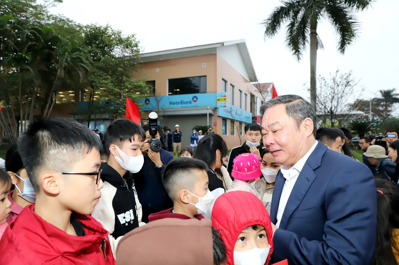 Phó Chủ tịch Thường trực UBND thành phố Hà Nội Lê Hồng Sơn tặng quà, chúc Tết con em công nhân, người lao động. Ảnh: PV. Phó Chủ tịch Thường trực UBND thành phố Hà Nội Lê Hồng Sơn tặng quà, chúc Tết con em công nhân, người lao động. Ảnh: PV.