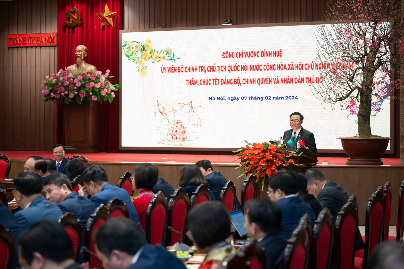 Chủ tịch Quốc hội Vương Đình Huệ phát biểu tại buổi thăm, chúc Tết Đảng bộ, chính quyền và Nhân dân Hà Nội. Ảnh: Quochoi.vn