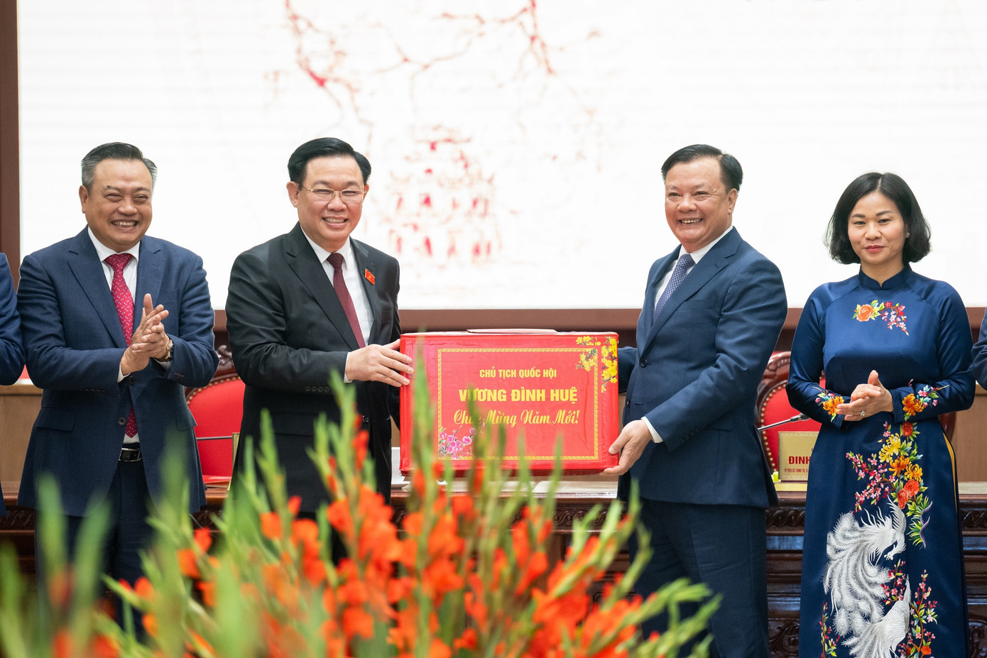 Chủ tịch Quốc hội Vương Đình Huệ với lãnh đạo Thành uỷ - UBND thành phố Hà Nội. Ảnh: Quochoi.vn