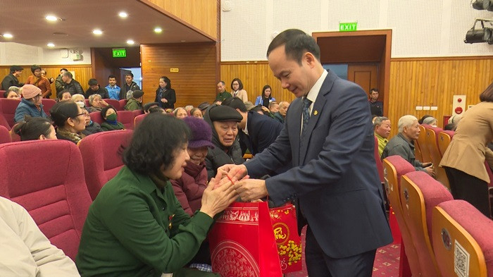 Bí thư Quận uỷ Long Biên Đường Hoài Nam trao tặng quà Tết cho gia đình chính sách trên địa bàn. Ảnh: PV. Bí thư Quận uỷ Long Biên Đường Hoài Nam trao tặng quà Tết cho gia đình chính sách trên địa bàn. Ảnh: PV.